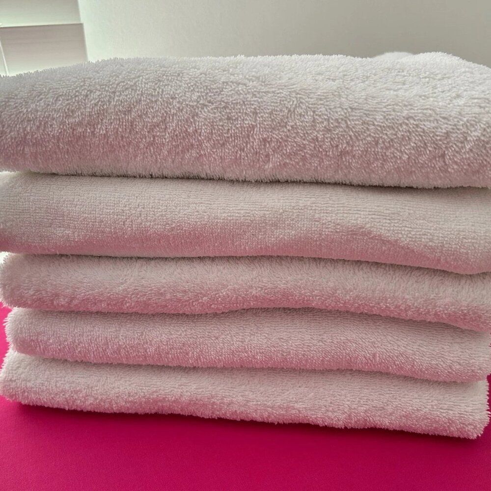 LOT of 6 White Bath Towels